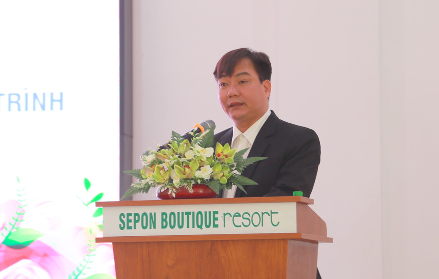 Thầy giáo Nguyễn Hữu Thái - Hiệu trưởng Trường THPT Vĩnh Linh trình bày tham luận các giải pháp để đưa nội dung về giới, bình đẳng giới, giáo dục giới tính trong giáo dục học sinh THPT. Thầy giáo Nguyễn Hữu Thái - Hiệu trưởng Trường THPT Vĩnh Linh trình bày tham luận các giải pháp để đưa nội dung về giới, bình đẳng giới, giáo dục giới tính trong giáo dục học sinh THPT.