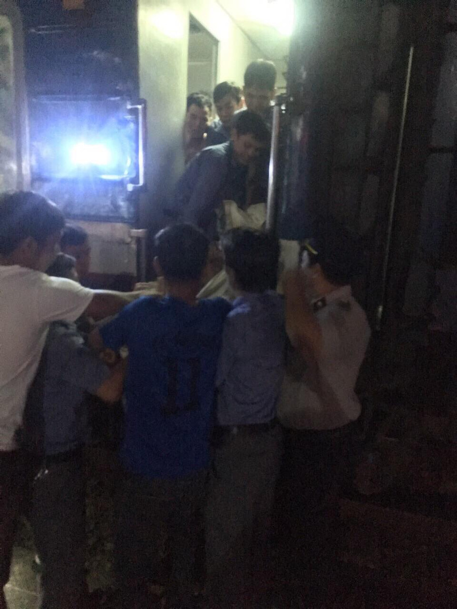 Sản phụ cùng bé gái được chuyển xuống ga Đông Lê để đưa vào bệnh viện. Sản phụ cùng bé gái được chuyển xuống ga Đông Lê để đưa vào bệnh viện.