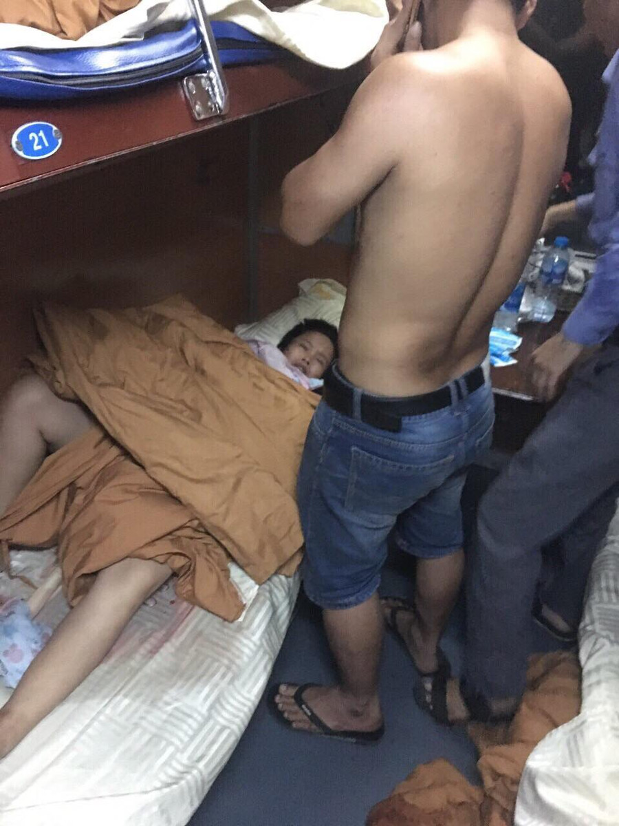 Sản phụ chuyển dạ ngay trên tàu SE10 Sản phụ chuyển dạ ngay trên tàu SE10