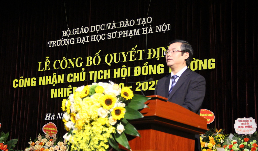 Thứ trưởng Bộ GD&ĐT Nguyễn Văn Phúc phát biểu tại buổi lễ. Thứ trưởng Bộ GD&ĐT Nguyễn Văn Phúc phát biểu tại buổi lễ.