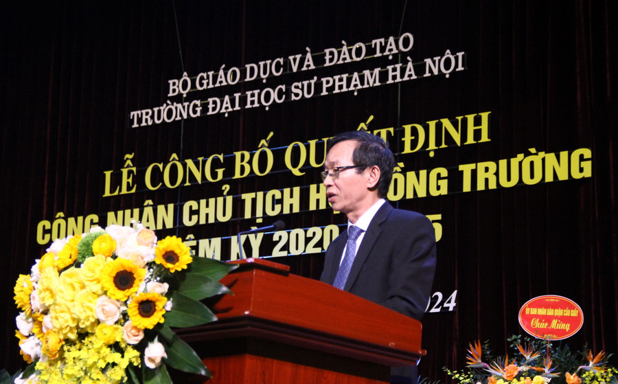 GS.TS Nguyễn Văn Minh phát biểu chúc mừng PGS.TS Nguyễn Văn Hiền - tân Chủ tịch Hội đồng Trường ĐH Sư phạm Hà Nội. GS.TS Nguyễn Văn Minh phát biểu chúc mừng PGS.TS Nguyễn Văn Hiền - tân Chủ tịch Hội đồng Trường ĐH Sư phạm Hà Nội.