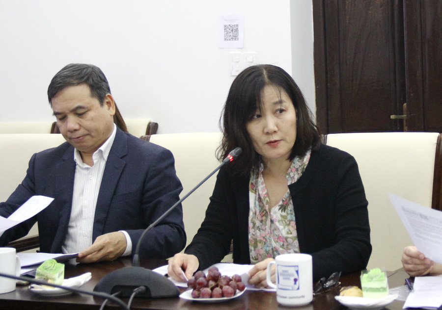 Bà Miki Nozawa - Trưởng ban Giáo dục của UNESCO Việt Nam trao đổi tại hội thảo.