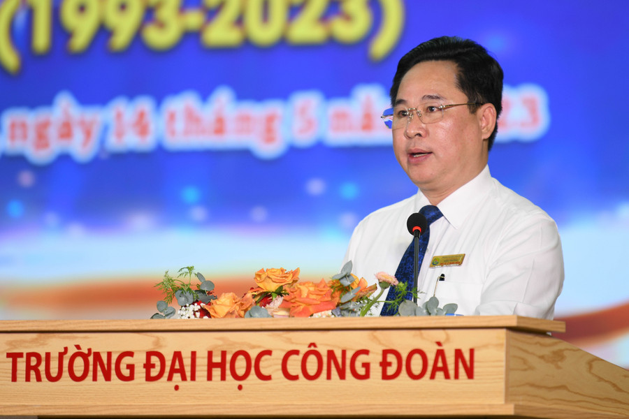 PGS. TS Lê Mạnh Hùng, Phó Bí thư đảng ủy, Hiệu trưởng nhà trường phát biểu tại buổi lễ. PGS. TS Lê Mạnh Hùng, Phó Bí thư đảng ủy, Hiệu trưởng nhà trường phát biểu tại buổi lễ.