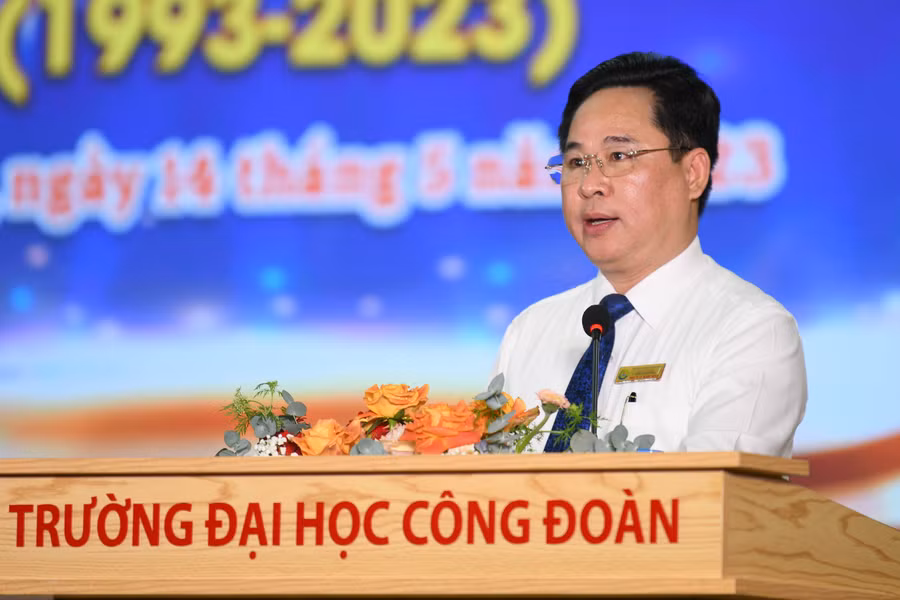 PGS. TS Lê Mạnh Hùng, Phó Bí thư đảng ủy, Hiệu trưởng nhà trường phát biểu tại buổi lễ. PGS. TS Lê Mạnh Hùng, Phó Bí thư đảng ủy, Hiệu trưởng nhà trường phát biểu tại buổi lễ.
