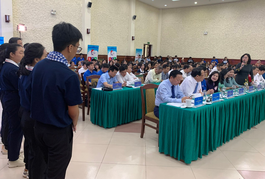 Các bạn trẻ đặt câu hỏi với Thứ trưởng Bộ GD&amp;ĐT Ngô Thị Minh.