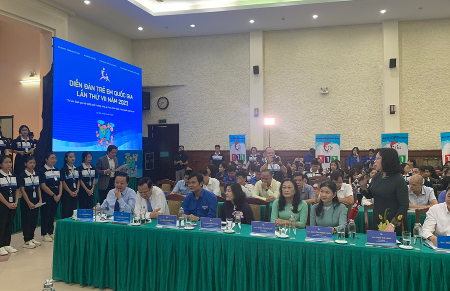 Thứ trưởng Bộ GD&amp;ĐT Ngô Thị Minh trả lời các câu hỏi của các bạn trẻ.