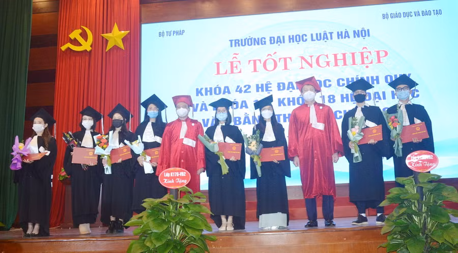 Lãnh đạo Trường ĐH Luật Hà Nội trao bằng tốt nghiệp cho học viên, sinh viên