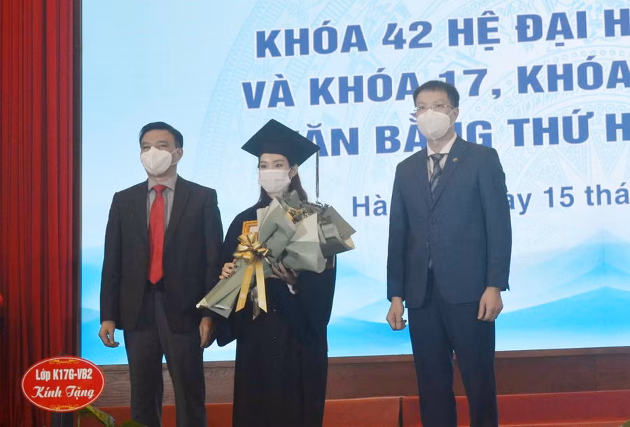 Lãnh đạo Trường ĐH Luật Hà Nội vinh danh, khen thưởng thủ khoa đầu ra