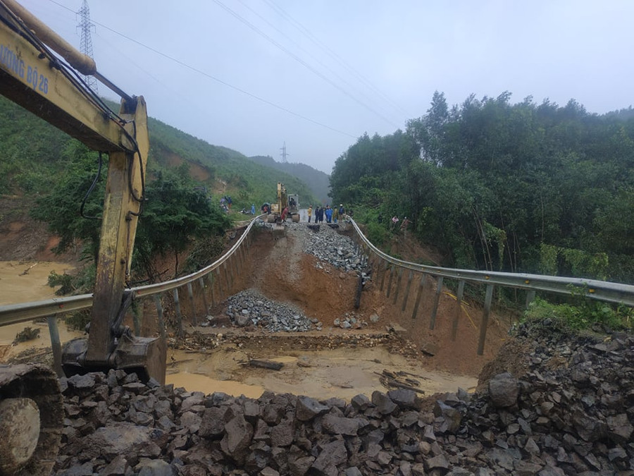 Lực lượng chức năng và các bên liên quan tích cực khắc phục sự cố sụt lún trên Quốc lộ 26.