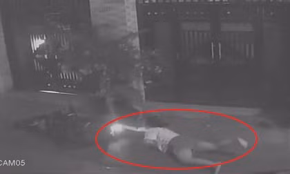 Cô gái cố bám vào xe tên cướp và bị kéo lê trên đường.