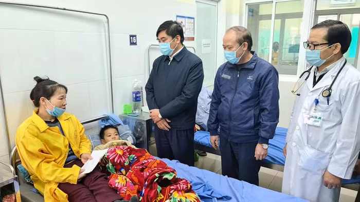 Cơ quan chức năng tiến hành thăm hỏi sức khỏe bệnh nhi đang điều trị tại Trung tâm Y tế huyện Lương Tài.