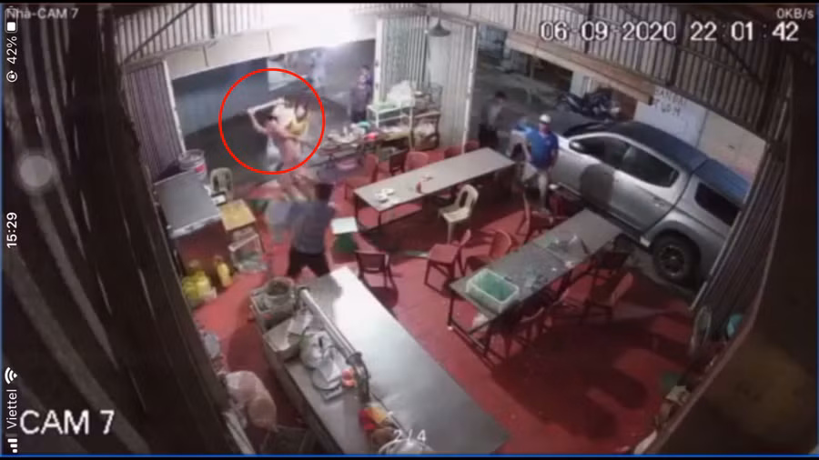 Hình ảnh anh Lập bị đối tượng dùng điếu cày tấn công được camera ghi lại