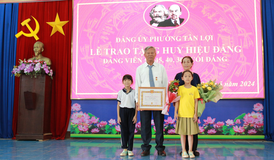 Nhận Huy hiệu Đảng là niềm vui, niềm tự hào của gia đình Đảng viên. (Ảnh: Thành Tâm)