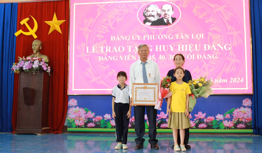 Nhận Huy hiệu Đảng là niềm vui, niềm tự hào của gia đình Đảng viên. (Ảnh: Thành Tâm)