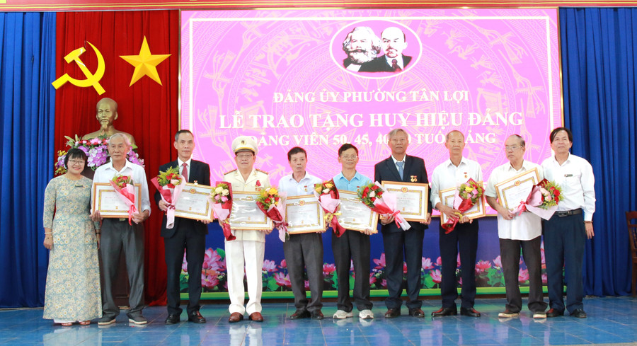 Đảng ủy phường Tân Lợi tổ chức trao Huy hiệu 40 năm tuổi Đảng cho các Đảng viên. (Ảnh: Thành Tâm)