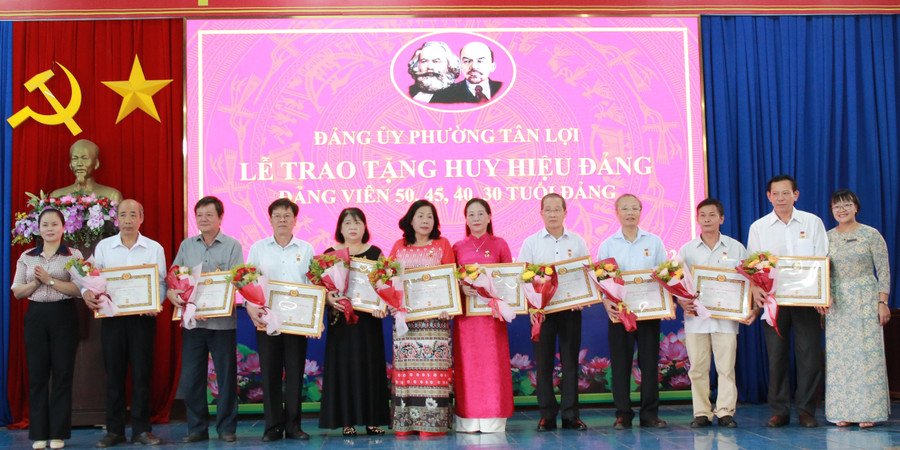 Đảng ủy phường Tân Lợi tổ chức trao Huy hiệu 45 năm tuổi Đảng cho các Đảng viên. (Ảnh: Thành Tâm)