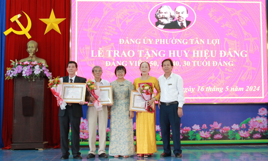 Đảng ủy phường Tân Lợi tổ chức trao Huy hiệu 50 năm tuổi Đảng cho các Đảng viên. (Ảnh: Thành Tâm)