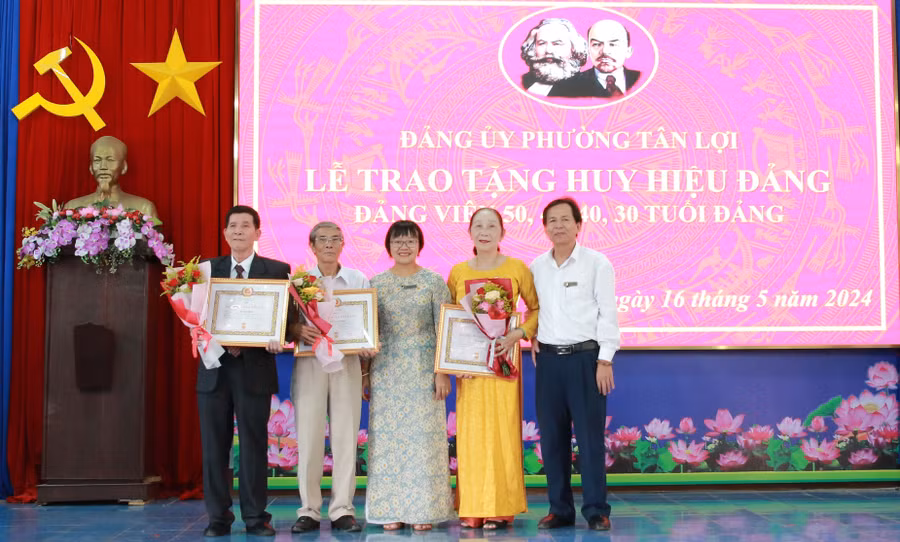 Đảng ủy phường Tân Lợi tổ chức trao Huy hiệu 50 năm tuổi Đảng cho các Đảng viên. (Ảnh: Thành Tâm)