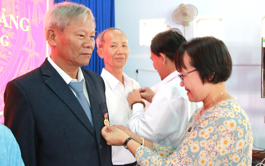 Huy hiệu Đảng là phần thưởng cao quý, là niềm tự hào của Đảng viên. (Ảnh: Thành Tâm)