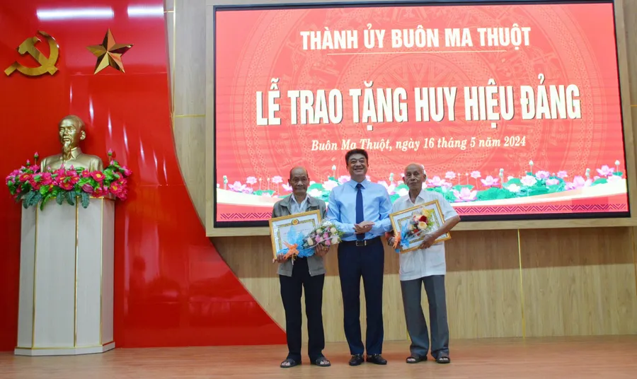 Thành ủy Buôn Ma Thuột trao huy hiệu Đảng cho các Đảng viên. (Ảnh: Bảo Hưng)