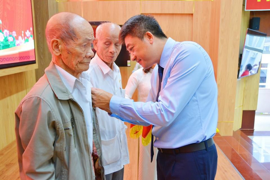 Thành ủy Buôn Ma Thuột trao Huy hiệu Đảng cho các Đảng viên lão thành. (Ảnh: Bảo Hưng)