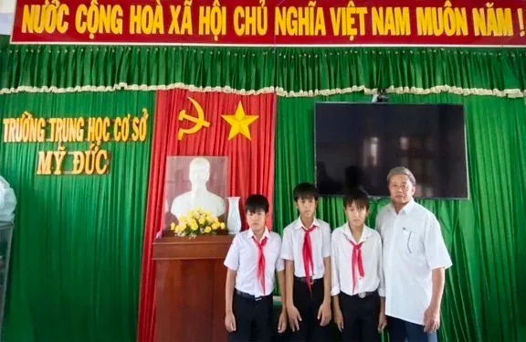 Các học sinh Nguyễn Thái Liêm, Trần Công Du và Đỗ Lê Chí Hào. (Ảnh: NTCC)