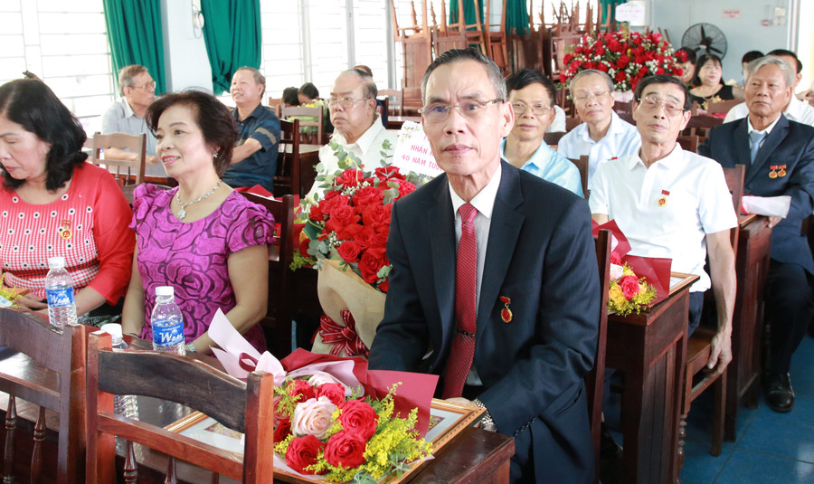 Huy hiệu Đảng, niềm vinh dự, tự hào của Đảng viên, gia đình và cơ sở Đảng. (Ảnh: Thành Tâm)