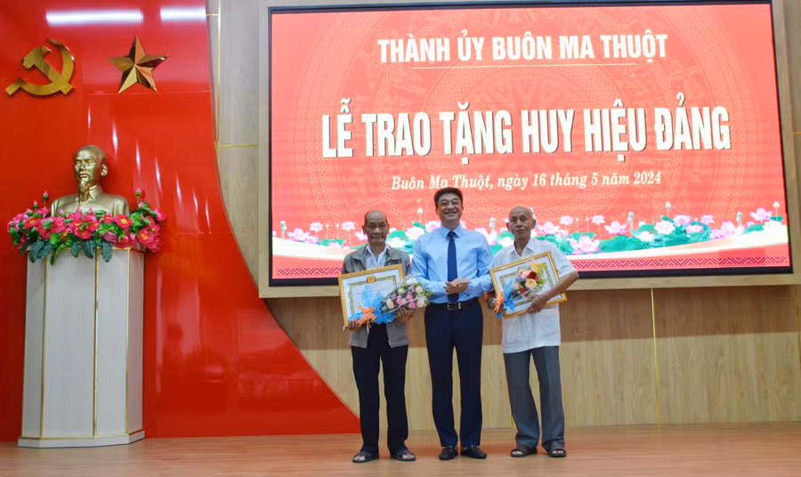 Thành ủy Buôn Ma Thuột trao huy hiệu Đảng cho các Đảng viên. (Ảnh: Bảo Hưng)