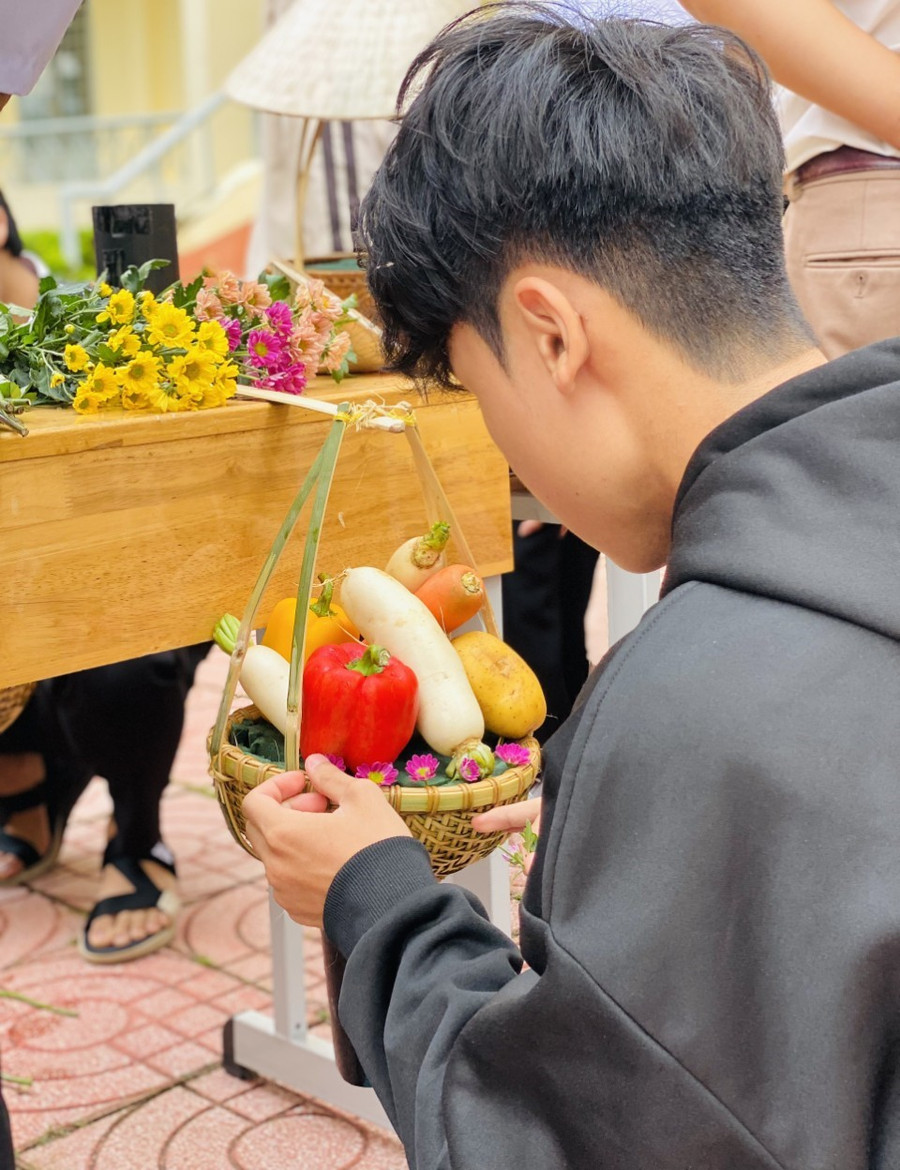 Cẩn thận lựa chọn vật liệu, phối màu cho tác phẩm - Ảnh: TT Cẩn thận lựa chọn vật liệu, phối màu cho tác phẩm - Ảnh: TT