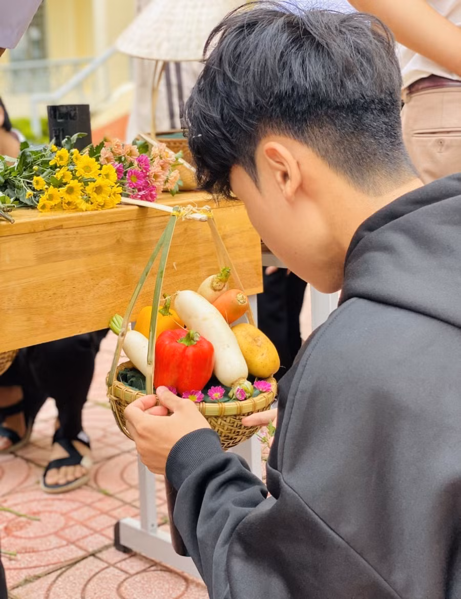 Cẩn thận lựa chọn vật liệu, phối màu cho tác phẩm - Ảnh: TT