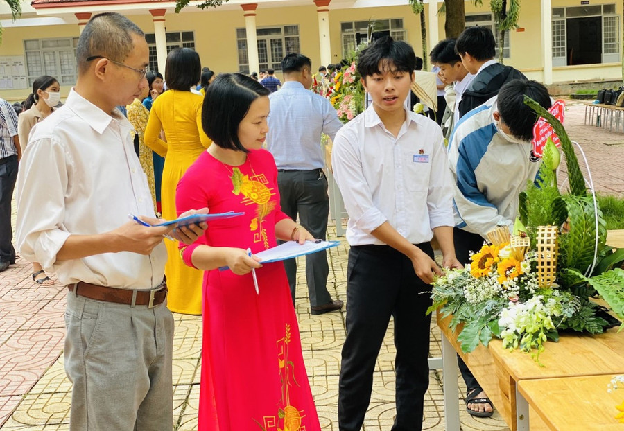 Ban tổ chức chấm các tác phẩm tại hội thi - Ảnh: TT Ban tổ chức chấm các tác phẩm tại hội thi - Ảnh: TT