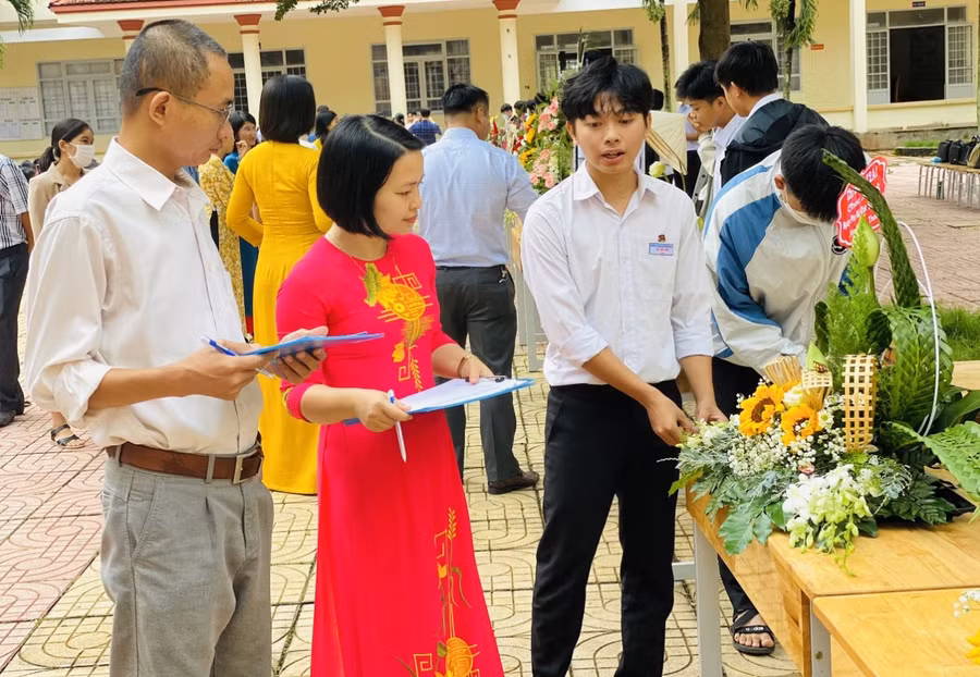 Ban tổ chức chấm các tác phẩm tại hội thi - Ảnh: TT