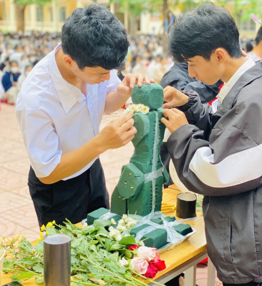 Các nam sinh tập trung trau chuốt cho tác phẩm nghệ thuật của mình - Ảnh: TT Các nam sinh tập trung trau chuốt cho tác phẩm nghệ thuật của mình - Ảnh: TT