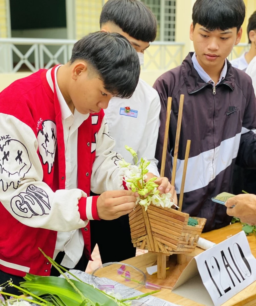 Các nam sinh THPT Lắk thể hiện tài năng cắm hoa - Ảnh: TT