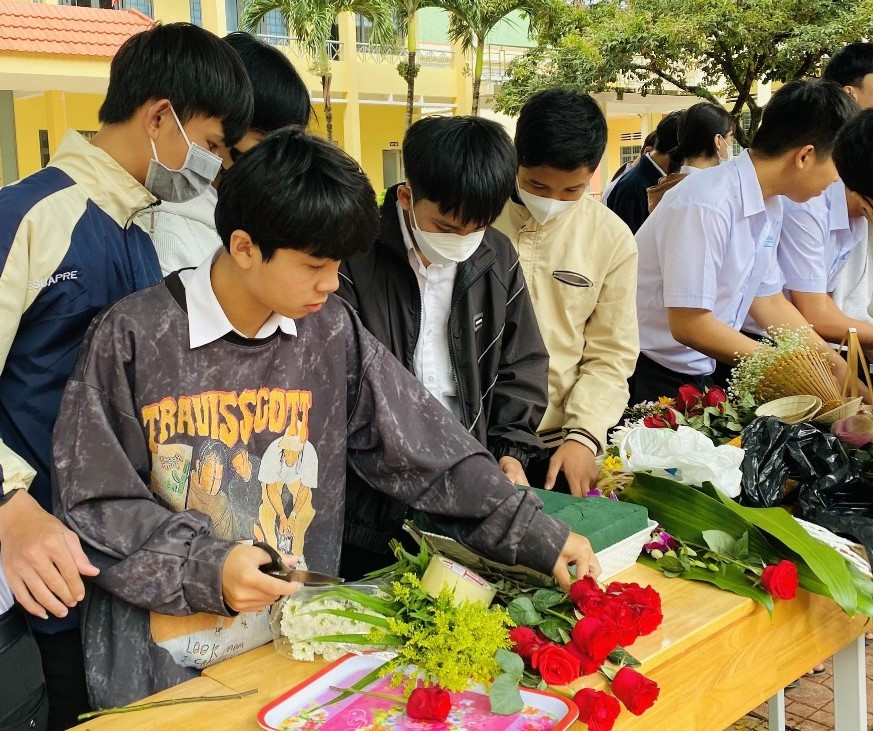Các nam sinh thể hiện năng khiếu cắm hoa đặc biệt của mình tại hội thi - Ảnh: TT Các nam sinh thể hiện năng khiếu cắm hoa đặc biệt của mình tại hội thi - Ảnh: TT