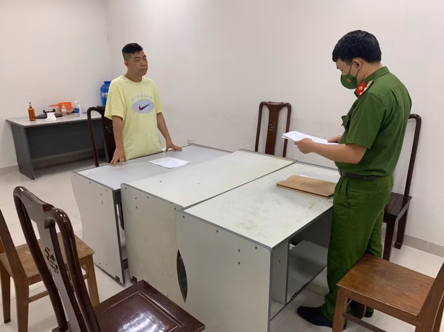 Cơ quan chức năng thi hành các biện pháp tố tụng đối với Nguyễn Xuân Tùng.