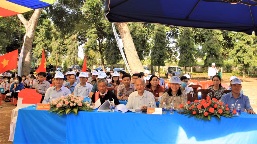 Các đại biểu dự lễ phát động trồng cây xanh trong trường học năm 2022.