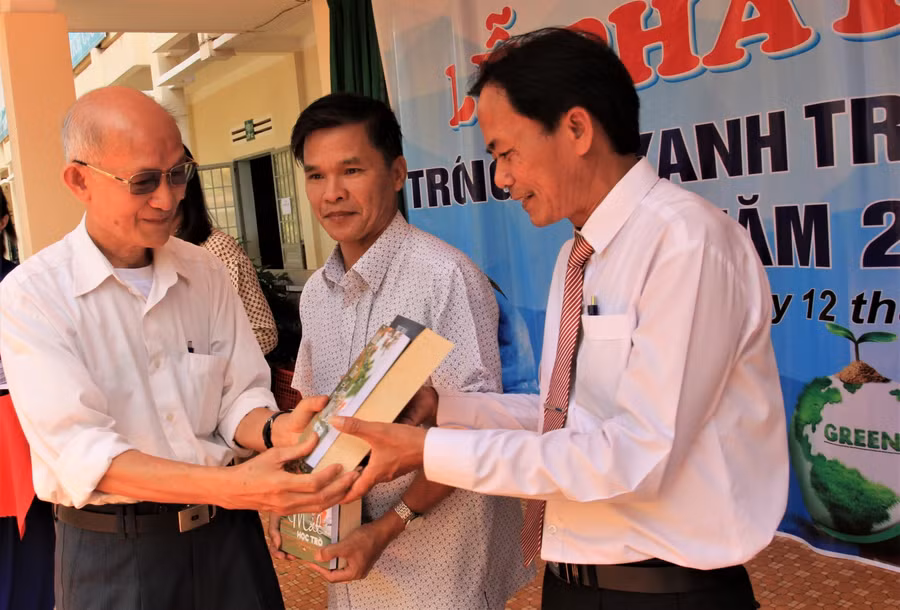 Hội Khuyến học tỉnh tặng sách tham khảo cho các trường học.