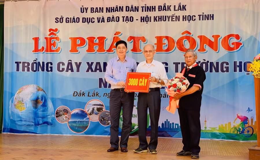 Hội Bảo vệ môi trường và thiên nhiên Tây Nguyên trao tặng 3.000 cây Kơ nia cho ngành Giáo dục Đắk Lắk.