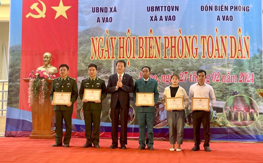 Ông Thái Ngọc Châu, Chủ tịch UBND huyện Đakrông khen thưởng cho các đơn vị, cá nhân có thành tích trong thực hiện Ngày Biên phòng toàn dân. Ông Thái Ngọc Châu, Chủ tịch UBND huyện Đakrông khen thưởng cho các đơn vị, cá nhân có thành tích trong thực hiện Ngày Biên phòng toàn dân.