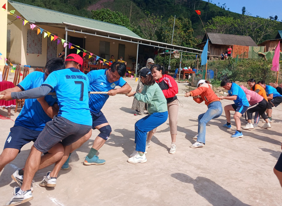 Cán bộ, chiến sĩ biên phòng và người dân tham gia hoạt động TDTT. Cán bộ, chiến sĩ biên phòng và người dân tham gia hoạt động TDTT.