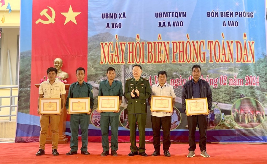 Đại tá Nguyễn Nam Trung, Chủ nhiệm Chính trị Bộ Chỉ huy BĐBP tỉnh thay mặt Bộ chỉ huy BĐBP tỉnh khen thưởng cho 2 tập thể 3 cá nhân. Đại tá Nguyễn Nam Trung, Chủ nhiệm Chính trị Bộ Chỉ huy BĐBP tỉnh thay mặt Bộ chỉ huy BĐBP tỉnh khen thưởng cho 2 tập thể 3 cá nhân.