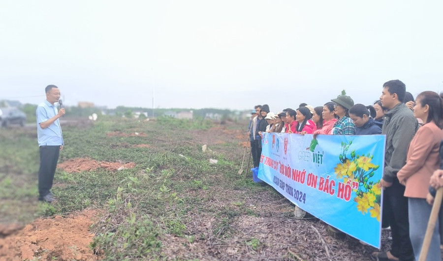 TS Phạm Thế Kiên - Giám đốc Phân hiệu Đại học Huế nhấn mạnh ý nghĩa việc trồng cây. Ảnh: Văn Huế TS Phạm Thế Kiên - Giám đốc Phân hiệu Đại học Huế nhấn mạnh ý nghĩa việc trồng cây. Ảnh: Văn Huế