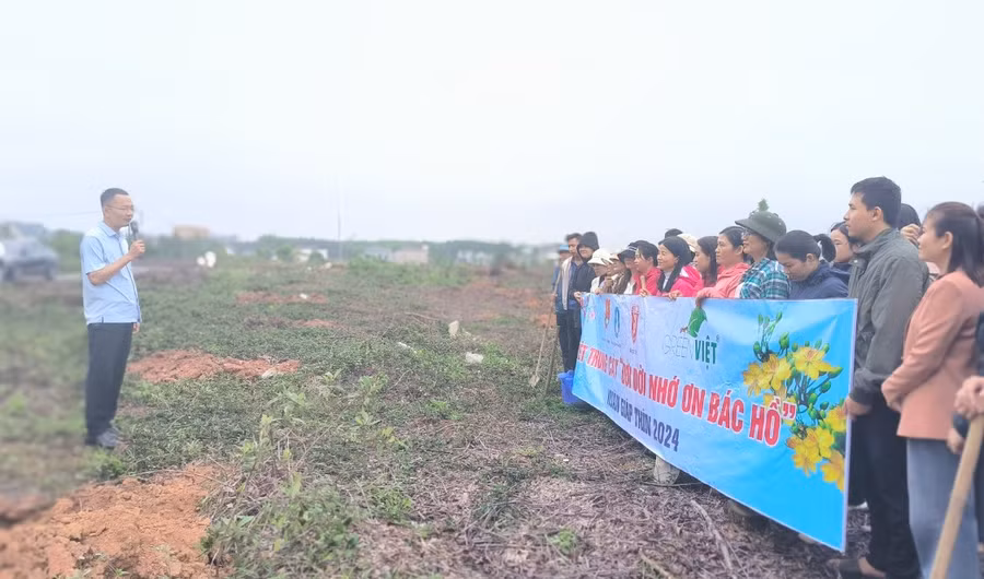 TS Phạm Thế Kiên - Giám đốc Phân hiệu Đại học Huế nhấn mạnh ý nghĩa việc trồng cây. Ảnh: Văn Huế