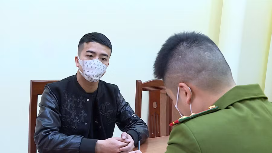 Cơ quan chức năng làm việc với đối tượng Đỗ Huy Hoàng.