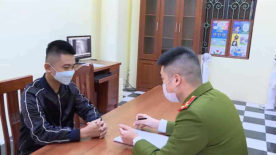 Cơ quan chức năng làm việc với đối tượng Hoàng Đình Luật.