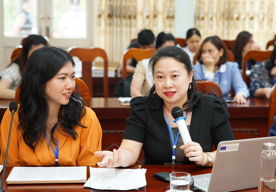 ThS Ngô Phương Dung (bên phải) và ThS Nguyễn Mỹ Linh trao đổi tại hội thảo. ThS Ngô Phương Dung (bên phải) và ThS Nguyễn Mỹ Linh trao đổi tại hội thảo.