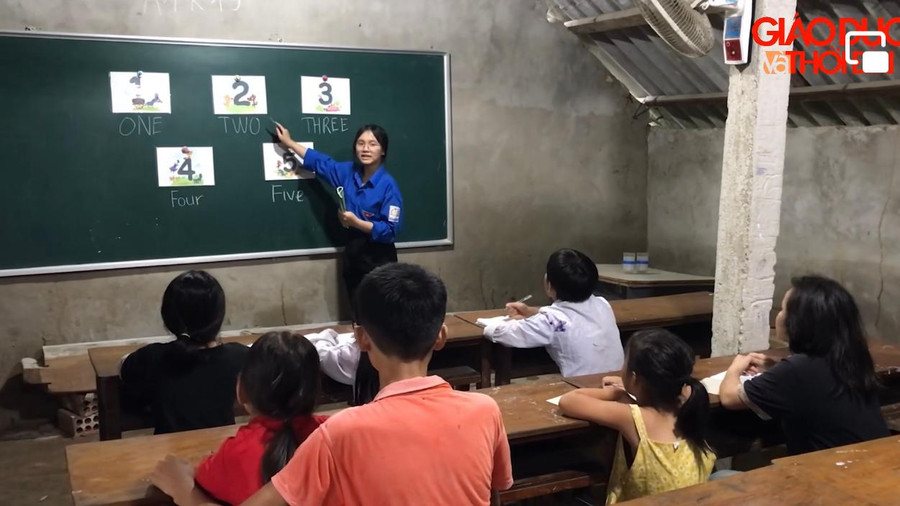 Một cảnh trong tác phẩm Người thầy trên núi của lớp 10A2 trường THPT Vũ Quang - tác phẩm giành Giải Nhất cuộc thi Tri ân thầy cô. Một cảnh trong tác phẩm Người thầy trên núi của lớp 10A2 trường THPT Vũ Quang - tác phẩm giành Giải Nhất cuộc thi Tri ân thầy cô.