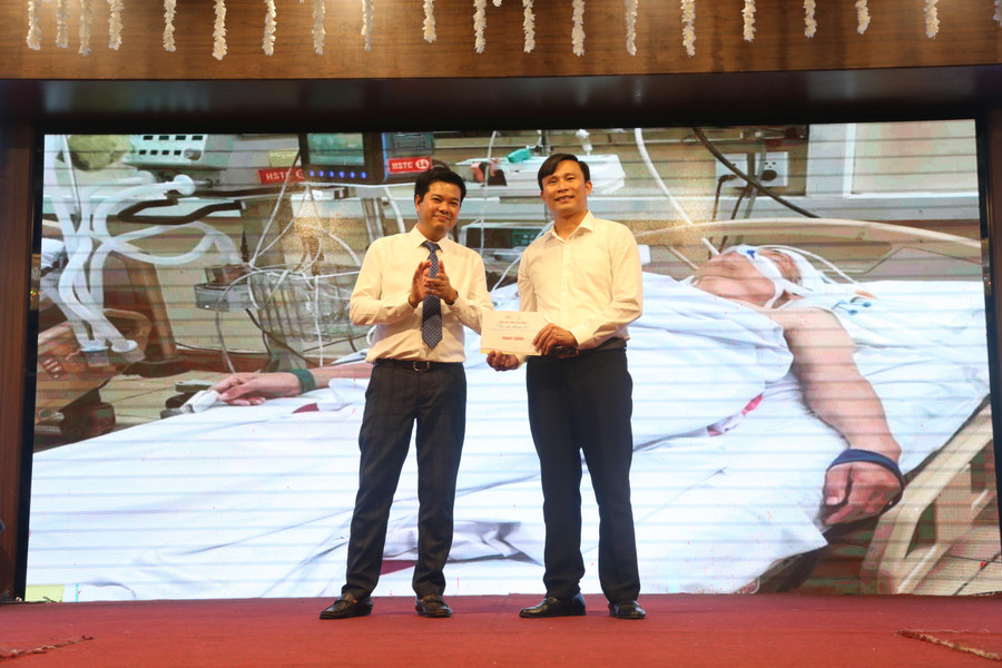 BTC trao 5 triệu đồng hỗ trợ thầy giáo Phan Thế Khoa (GV trường THCS Cẩm Nhượng, huyện Cẩm Xuyên) bị chấn thương sọ não hiện đang điều trị tại bệnh viện. BTC trao 5 triệu đồng hỗ trợ thầy giáo Phan Thế Khoa (GV trường THCS Cẩm Nhượng, huyện Cẩm Xuyên) bị chấn thương sọ não hiện đang điều trị tại bệnh viện.