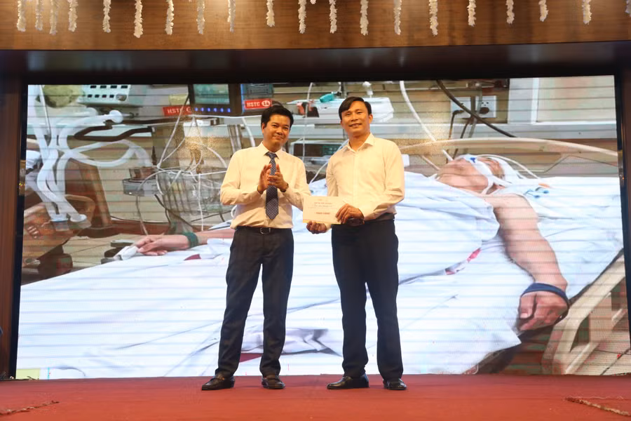 BTC trao 5 triệu đồng hỗ trợ thầy giáo Phan Thế Khoa (GV trường THCS Cẩm Nhượng, huyện Cẩm Xuyên) bị chấn thương sọ não hiện đang điều trị tại bệnh viện.